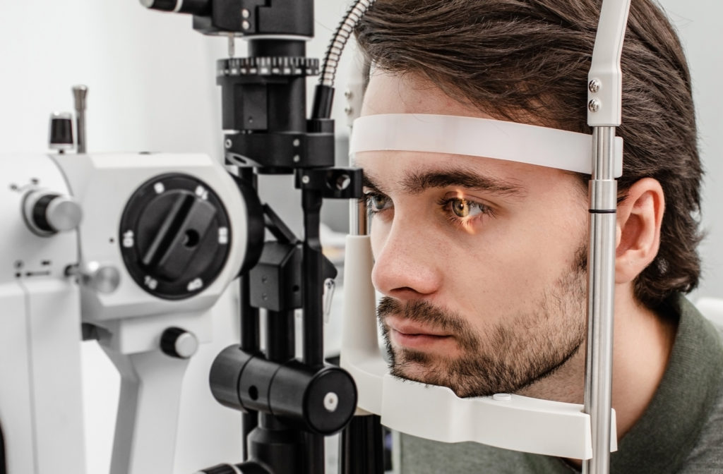 eye-exam-visual-test-eye-dry-eye-men-1024×672 eye-exam-visual-test-eye-dry-eye-men-1024x672